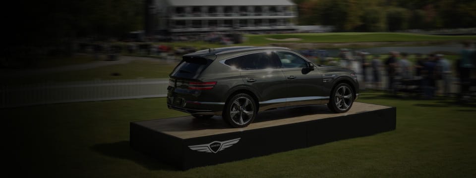 GV80 posé sur une plate-forme sur un terrain de golf