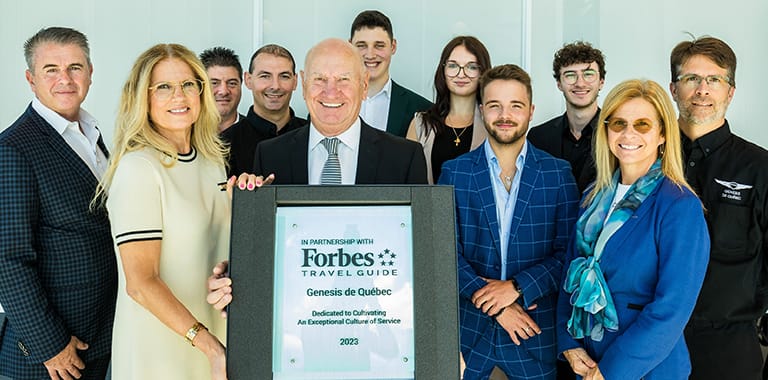 L'équipe de Genesis de Québec avec la plaque du Forbes Travel Guide
