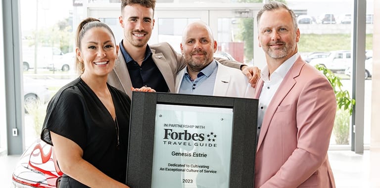 L'équipe de Genesis Estrie avec la plaque du Forbes Travel Guide