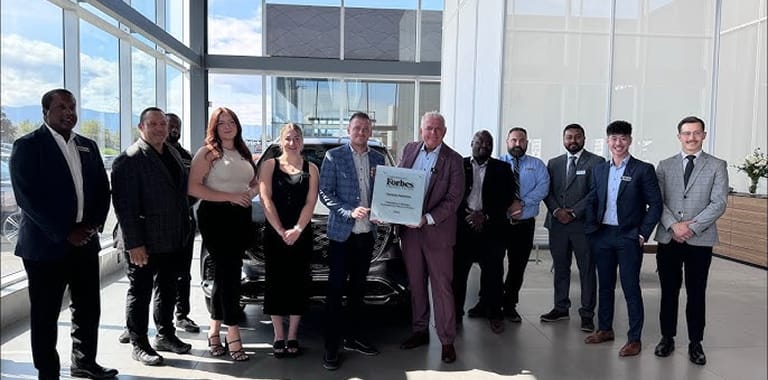 Le personnel de Genesis Kelowna reçoit une plaque du Forbes Travel Guide