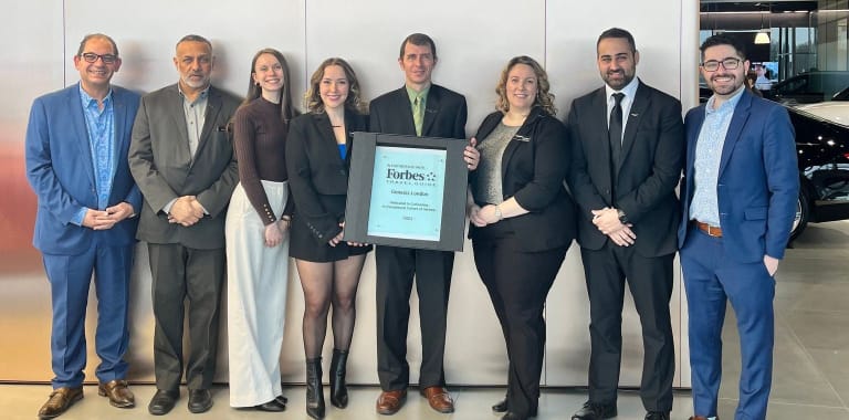 L'équipe de Genesis London avec la plaque du Forbes Travel Guide