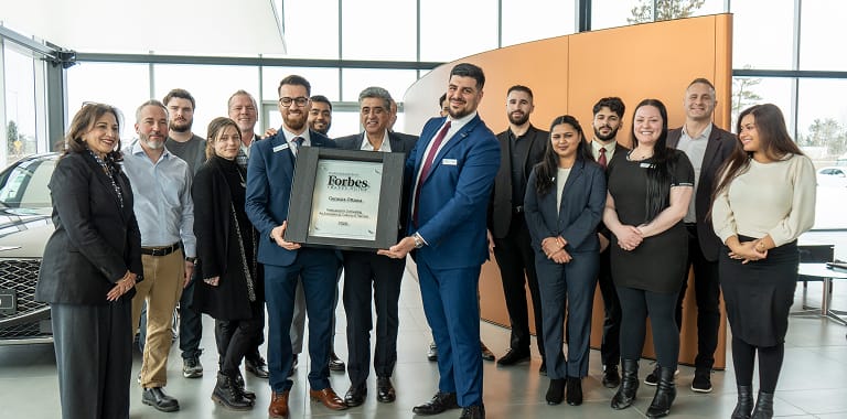 L'équipe de Genesis Ottawa avec la plaque du Forbes Travel Guide