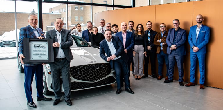 L'équipe de Genesis Saint Laurent avec la plaque du Forbes Travel Guide