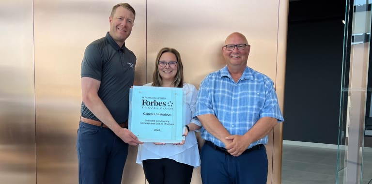 L'équipe de Genesis Saskatoon avec la plaque du Forbes Travel Guide
