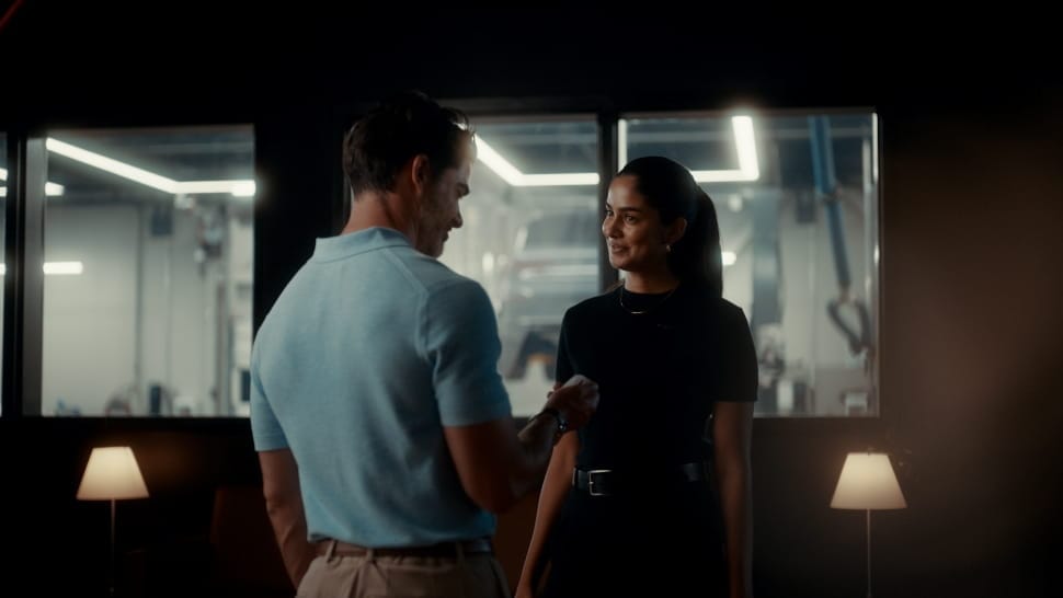 Un technicien dévoué de Genesis discute avec un conducteur dans un centre d'expérience Genesis.