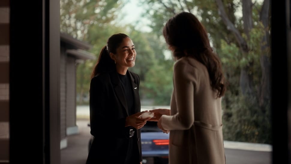 Le service de voiturier à domicile de Genesis récupère le GV70 chez une cliente.