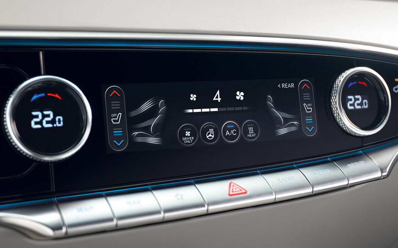 A close-up of the Full Automation Air Control feature operating on the cluster.