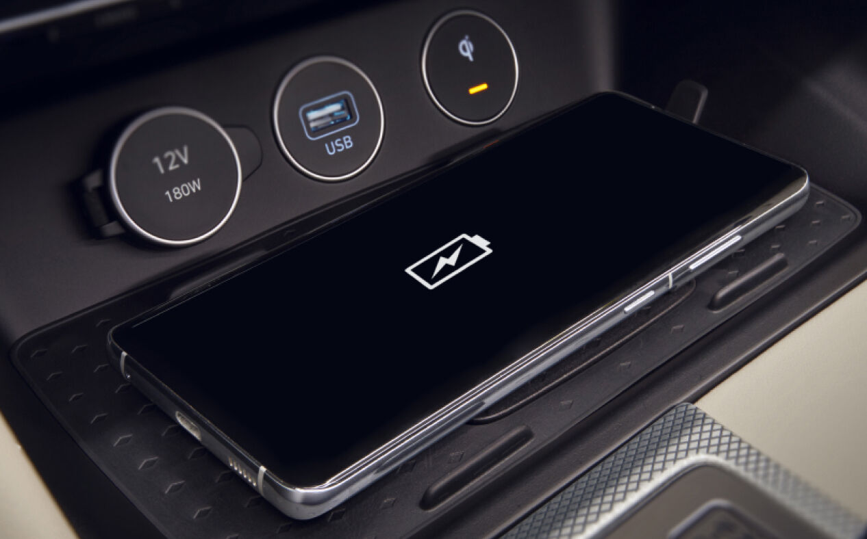 Smart phone wirelessly charging in centre console