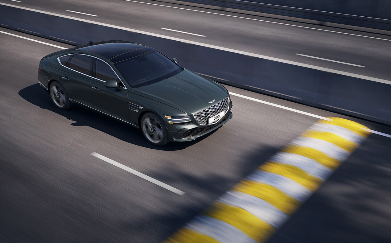 G80 drives on the road, with a speed bump up ahead. The road surface is detected with the front camera. 
