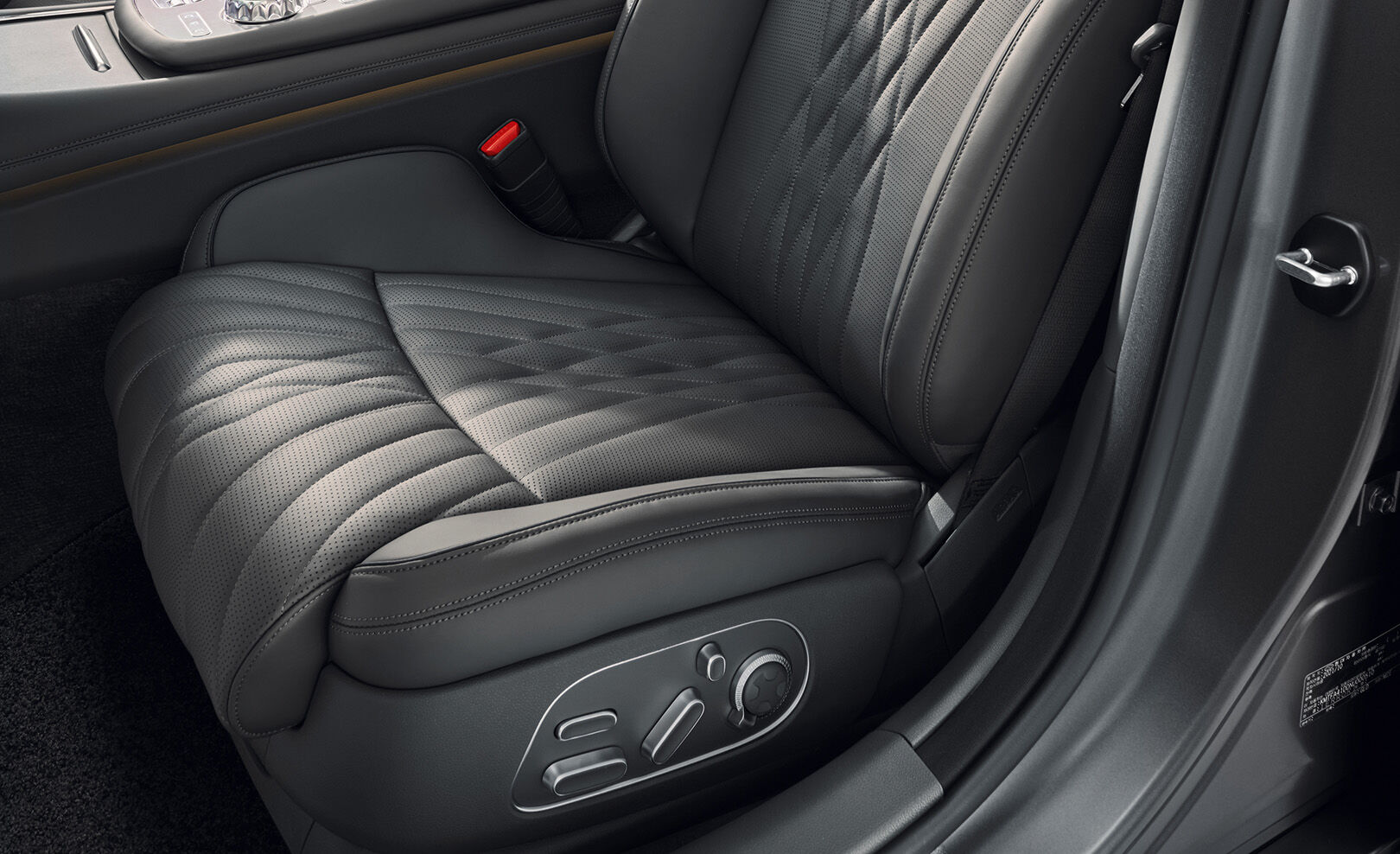 The buttons for the rear seats inside G90 interior.