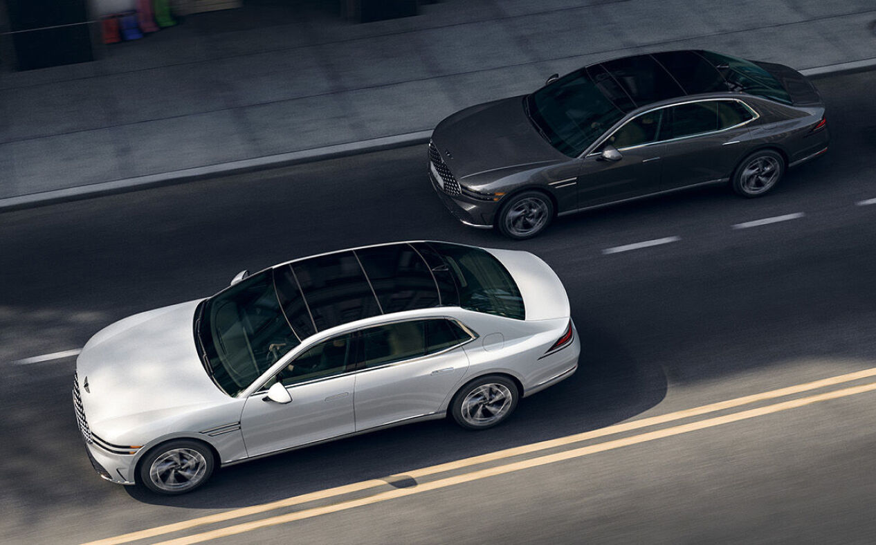 A G90 in Uyuni White and a G90 in Makalu Gray are driving.