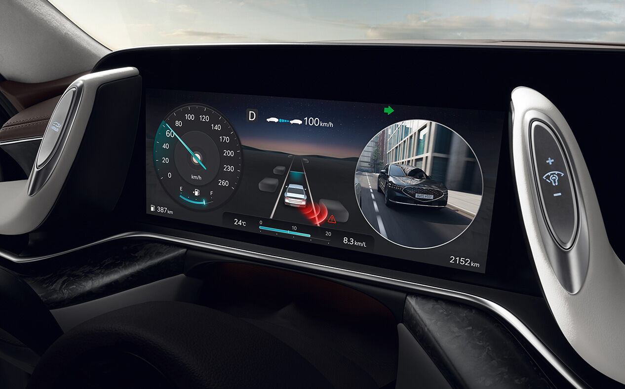 The Blind-Spot View Monitor is displayed on the cluster.