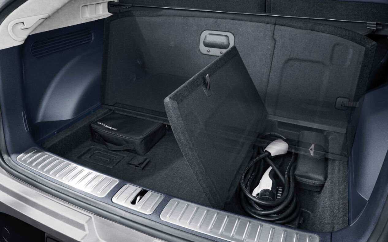 The multi-folding luggage board is open in GV60's trunk.