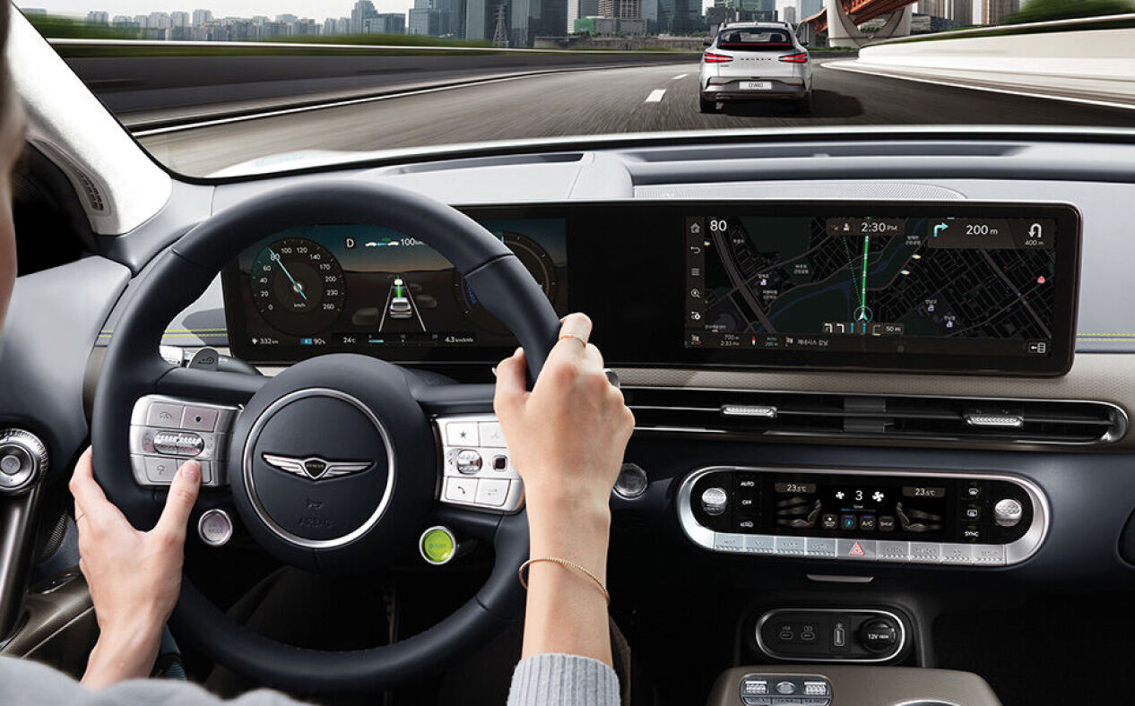 A driver driving on the highway and the Infotainment System.