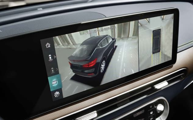 Parked vehicles are visible through the surround view monitor.