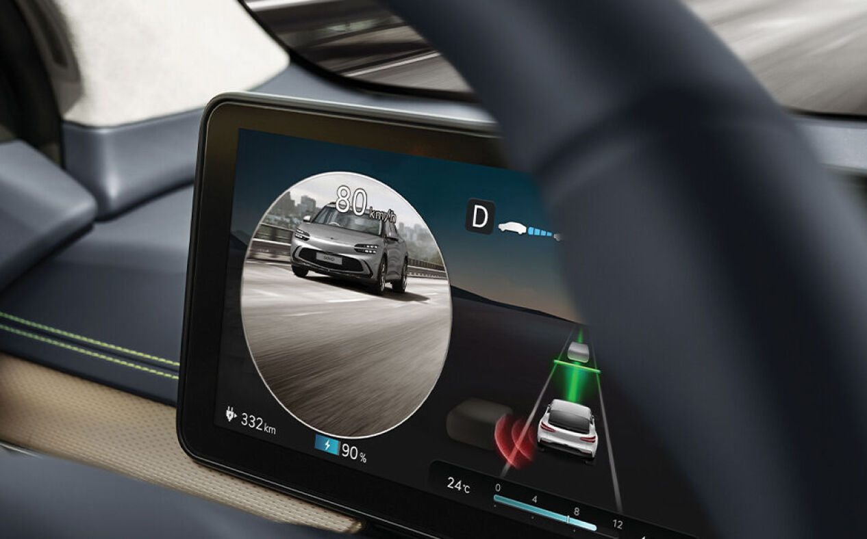 A vehicle is seen driving behind on the Blind Spot View Monitor.