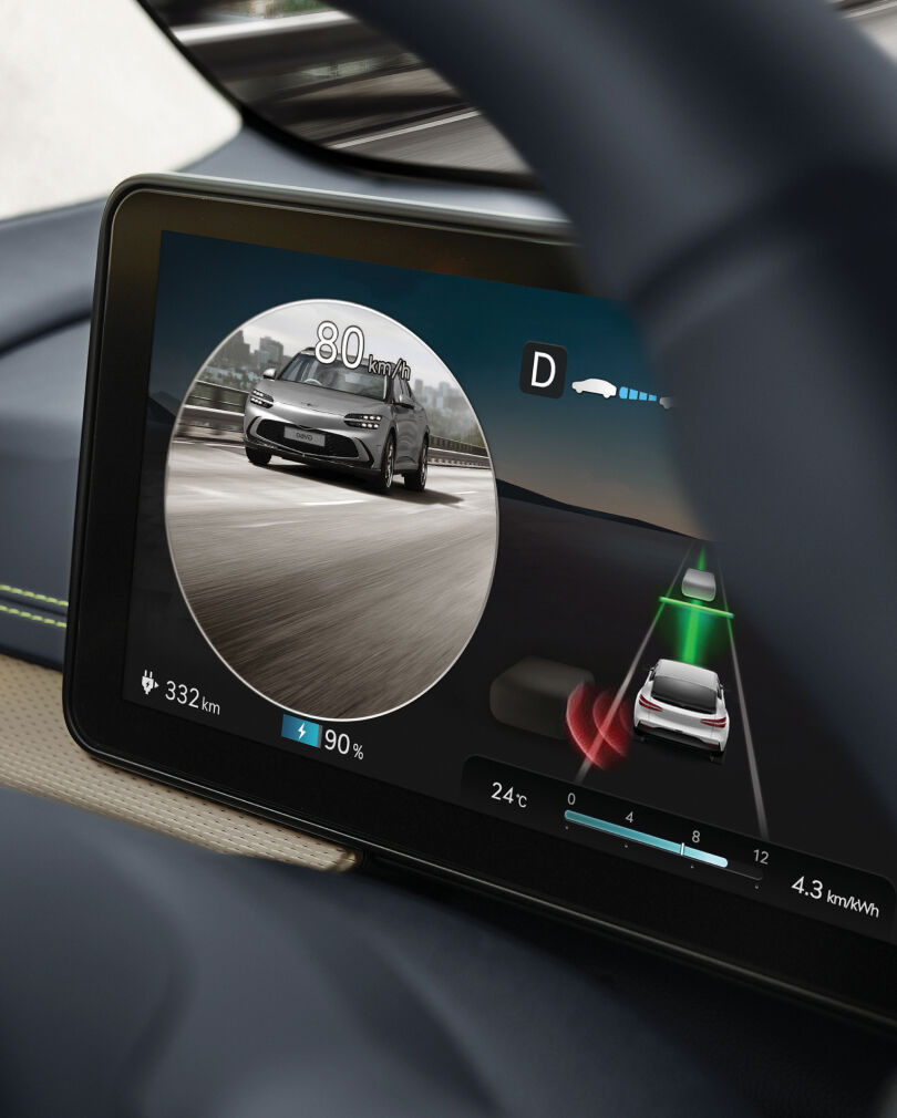 A vehicle is seen driving behind on the Blind Spot View Monitor.