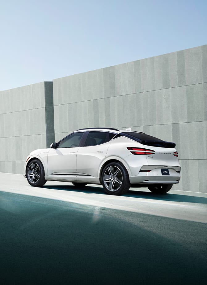   Vue arrière latérale d’une GV60 blanc Tromsø.