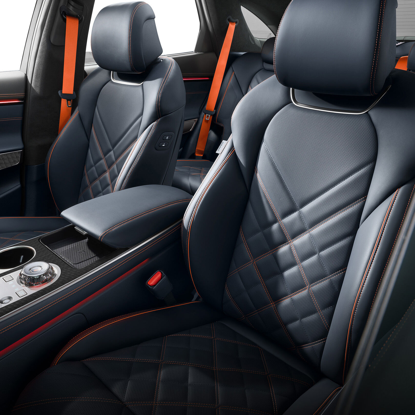 Les sièges du GV70 Sport, avec leurs coutures orange et leur design en cuir noir, sont accentués.