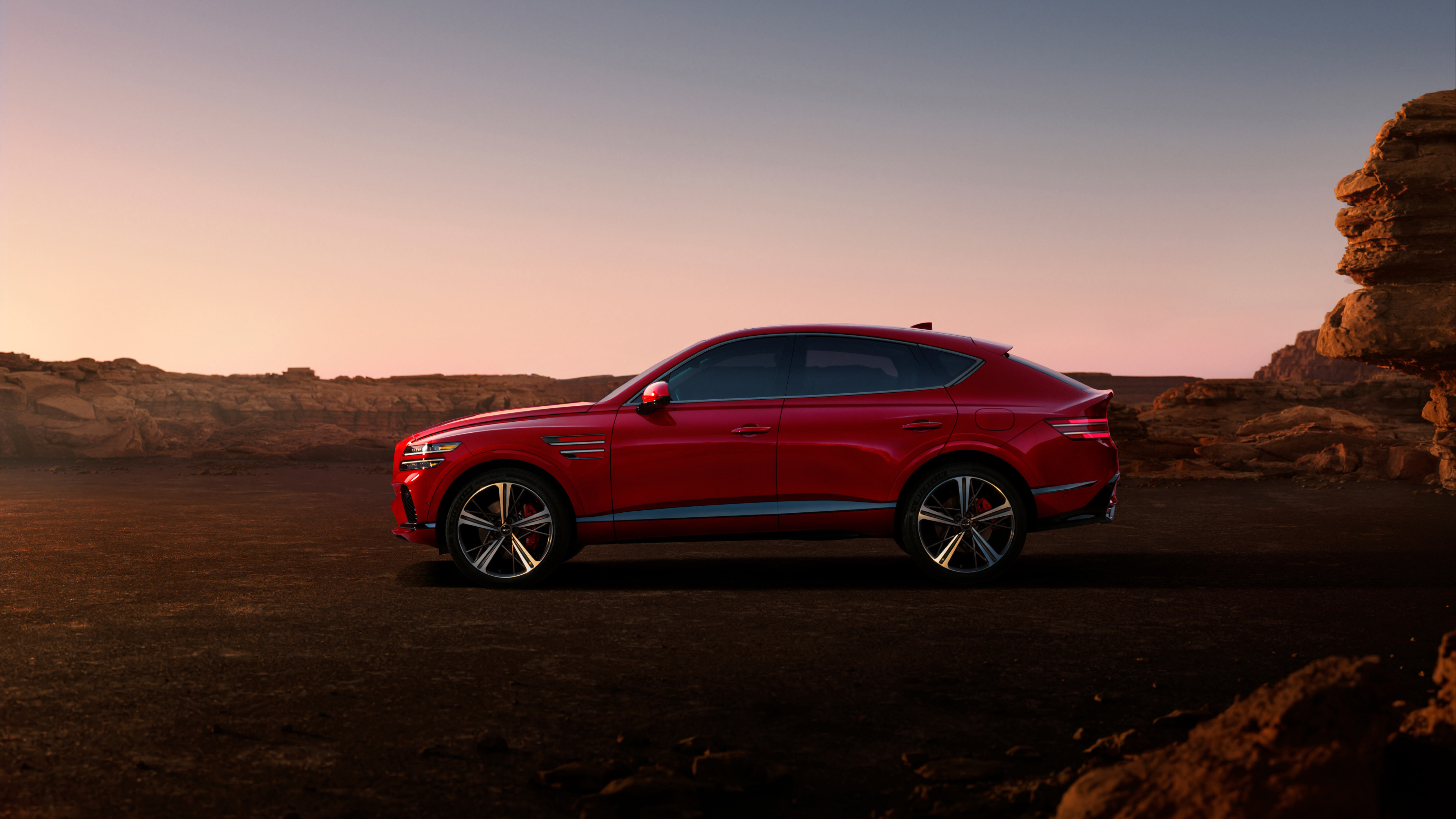 Le côté d'un GV80 Coupé en Rouge Mauna.