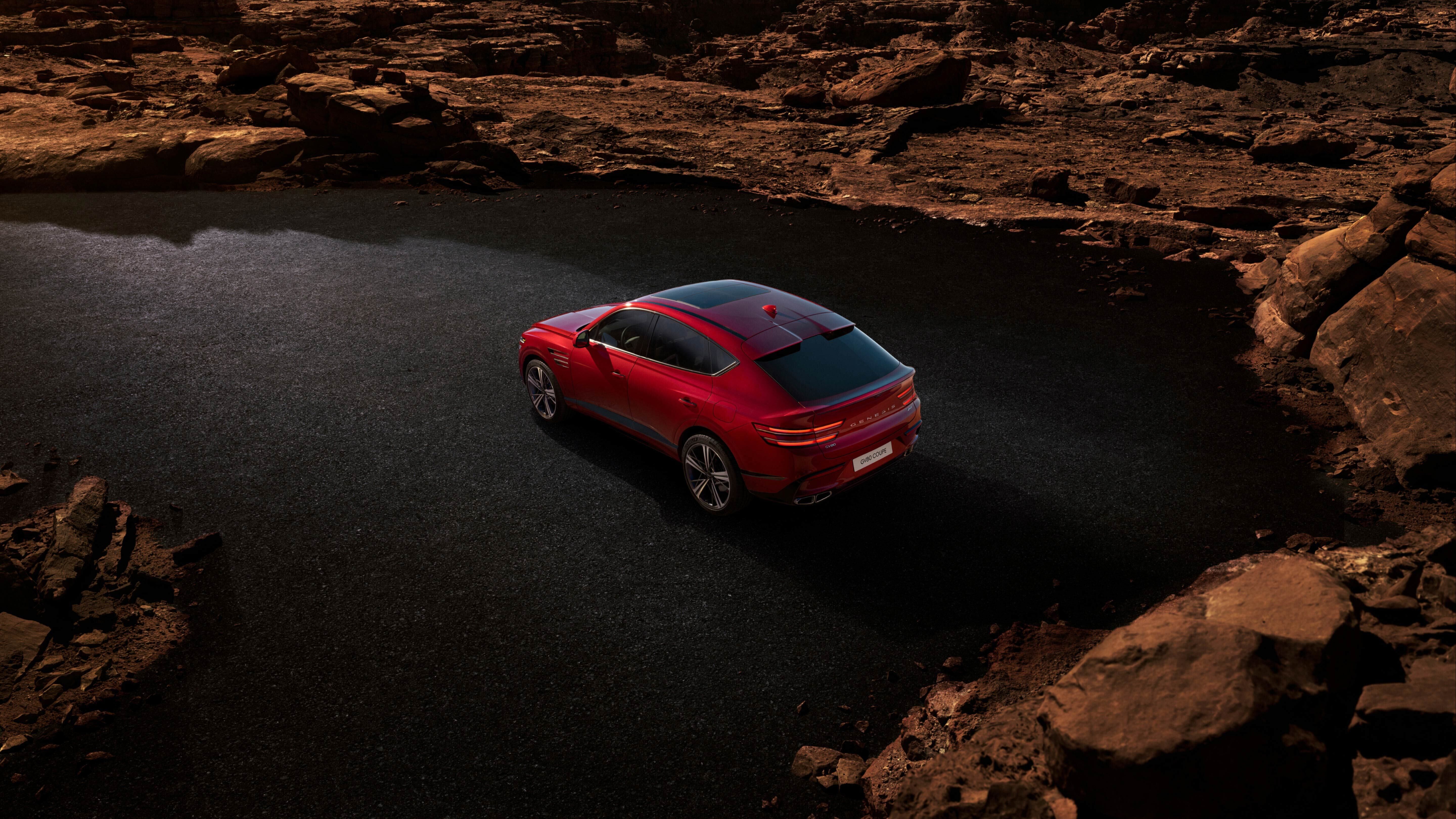 Vue aérienne de l'arrière d'un GV80 Coupé en Rouge Mauna.