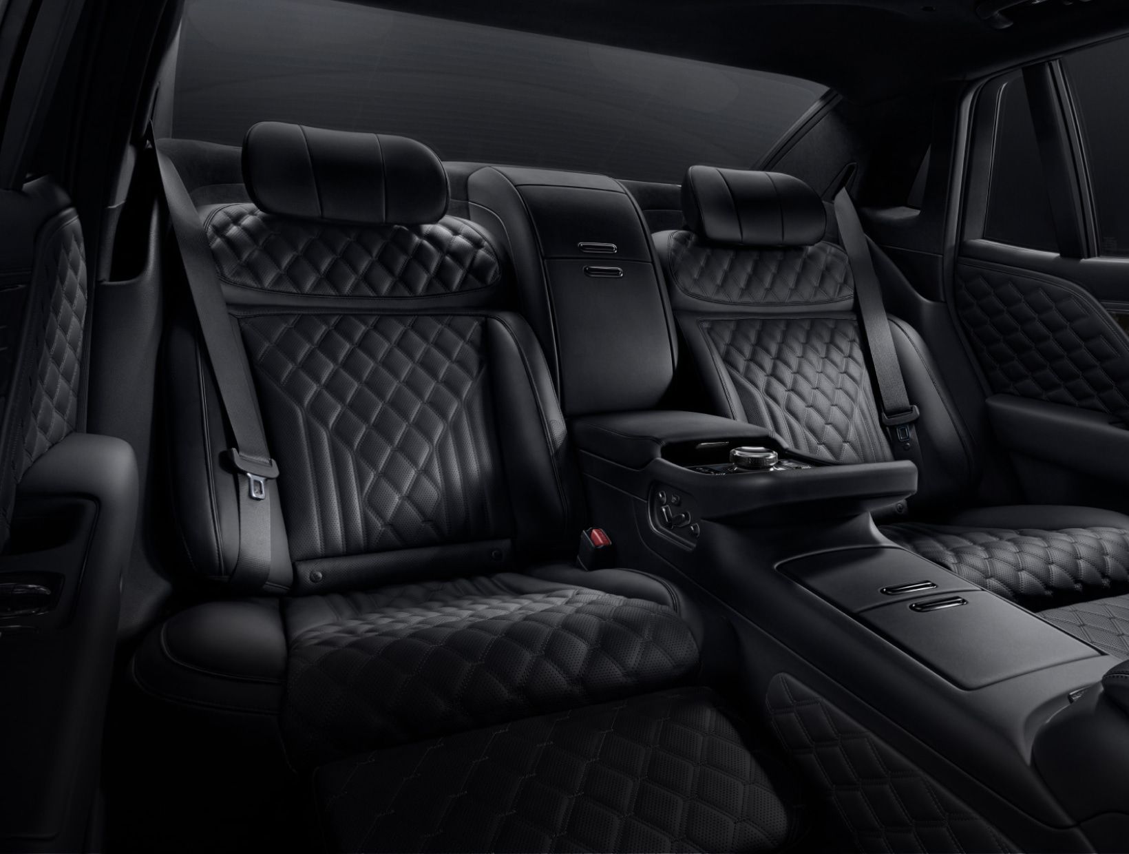 블랙 전용 세미 애닐린 가죽 시트가 적용된 G90 Long Wheel Base Black 차량의 뒷좌석이 보입니다.