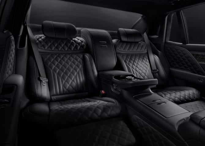 블랙 전용 세미 애닐린 가죽 시트가 적용된 G90 Long Wheel Base Black 차량의 뒷좌석이 보입니다.