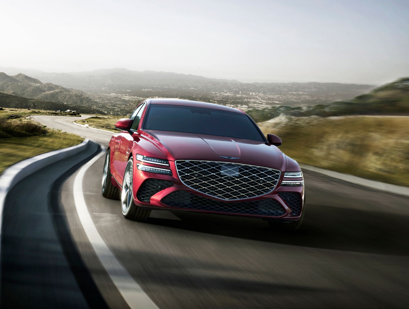 아스팔트 도로 위를 주행 중인 G80 차량의 모습이 보입니다.