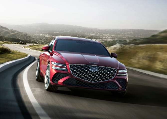 아스팔트 도로 위를 주행 중인 G80 차량의 모습이 보입니다.