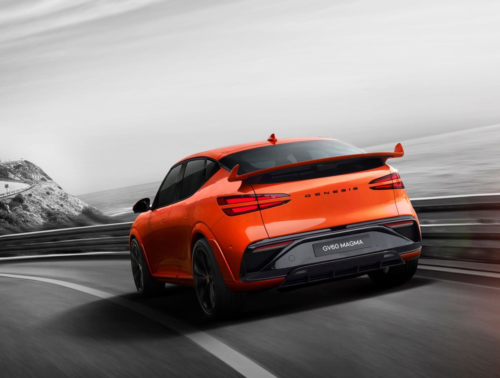 배경이 흑백으로 구성된 도로위에 컬러로 표현된 마그마 차량이 달리는 모습