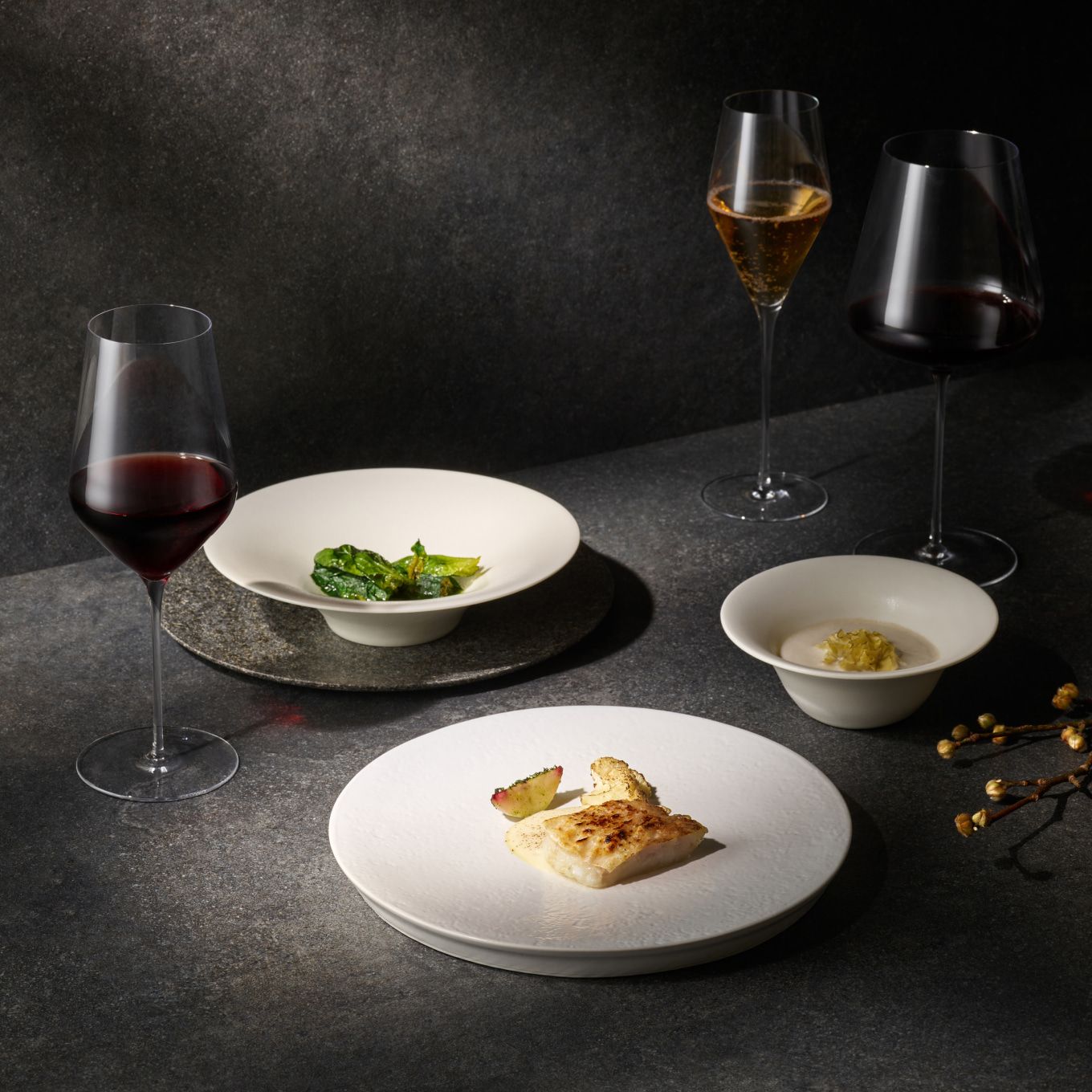 Seasonal grilled fish, Pohangcho dumplings, desserts, and other dishes served alongside champagne, white wine, and red wine.