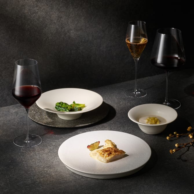 Seasonal grilled fish, Pohangcho dumplings, desserts, and other dishes served alongside champagne, white wine, and red wine.