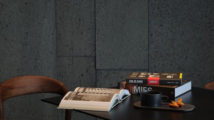 책상 위에 펼쳐진 책과 놓여진 책, 접시에 다과와 머그잔이 놓여져 있습니다. 