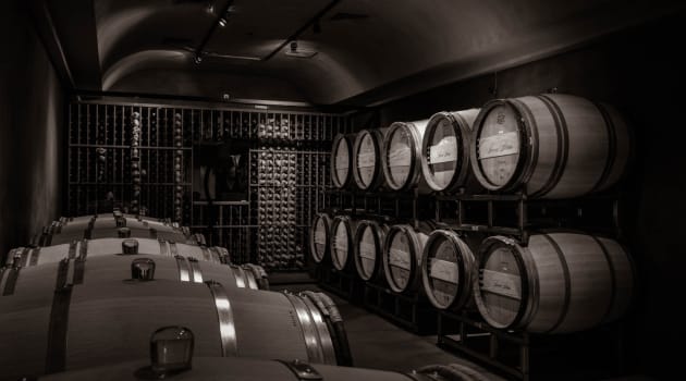 와인 오크통이 전시되어 있는 이미지