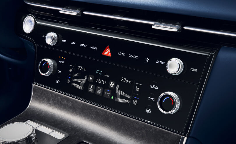 View of the central control panel located between the driver and passenger seats. You can see the various controllers and buttons, including the fine dust sensor, prefilter, antibacterial, and temperature controls.