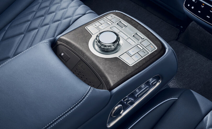 The integrated controller and buttons with different functions can be seen above the armrest in the center of the back seat.