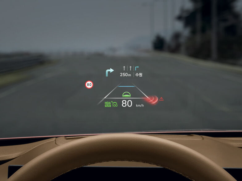 Sitting in the driver's seat, information to help you drive appears on the windshield in the front view.