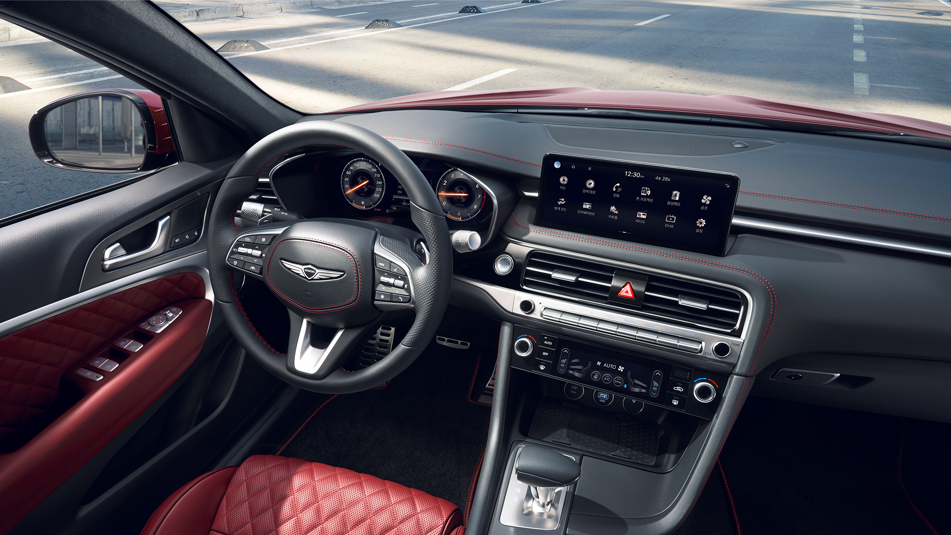 The interior of the G70 Shooting Brake in Obsidian Black/Sevilla Red Two-tone.