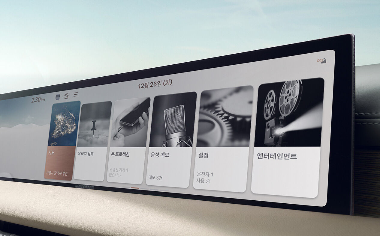 G80 차량 실내의 27인치 OLED 통합 디스플레이가 확대된 모습입니다.