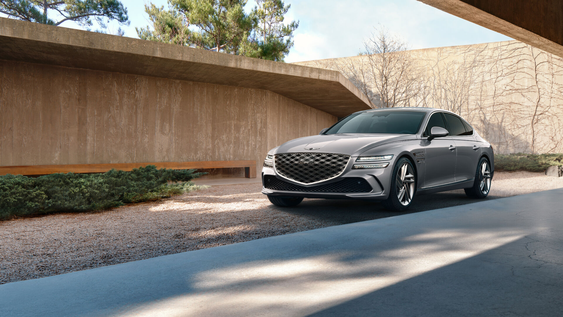 제네바 실버 색상의 GENESIS G80 차량이 우측면으로 정차해 있습니다.