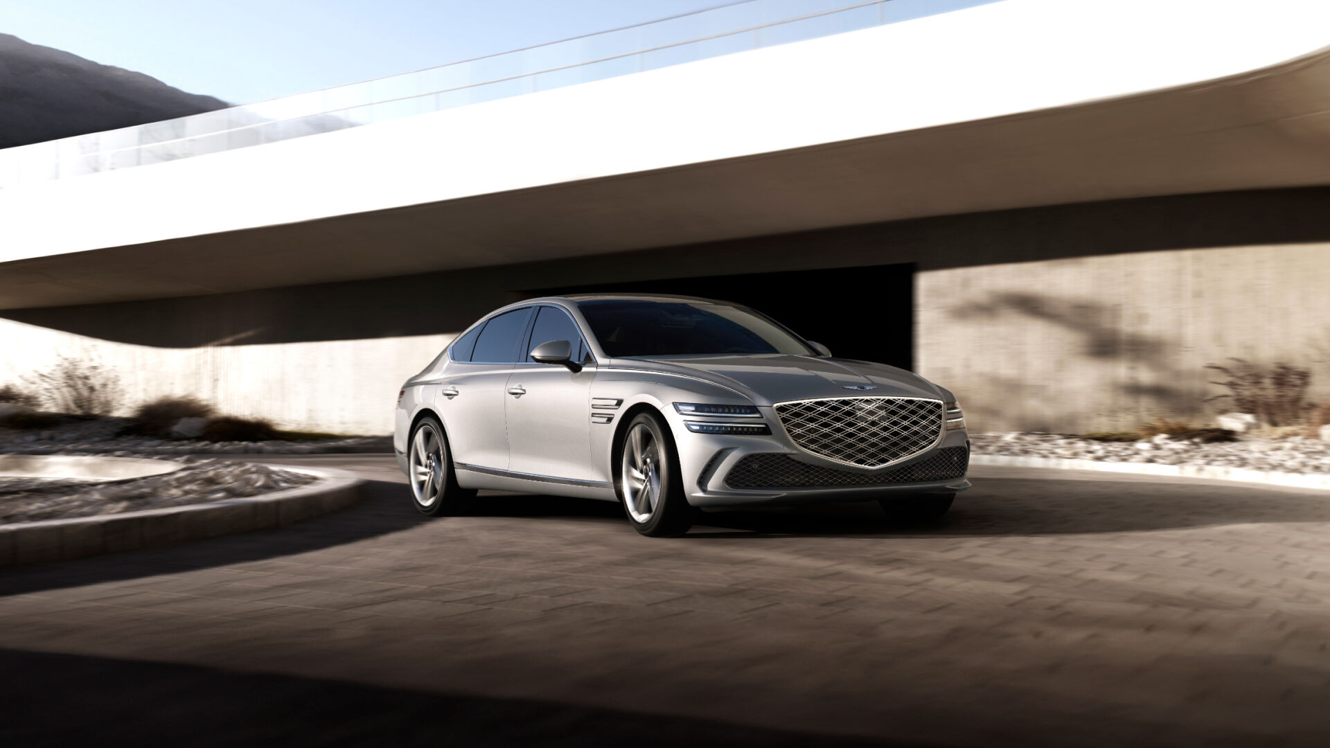 제네바 실버 색상의 GENESIS G80 스탠다드 차량이 좌측면으로 정차해 있습니다.
