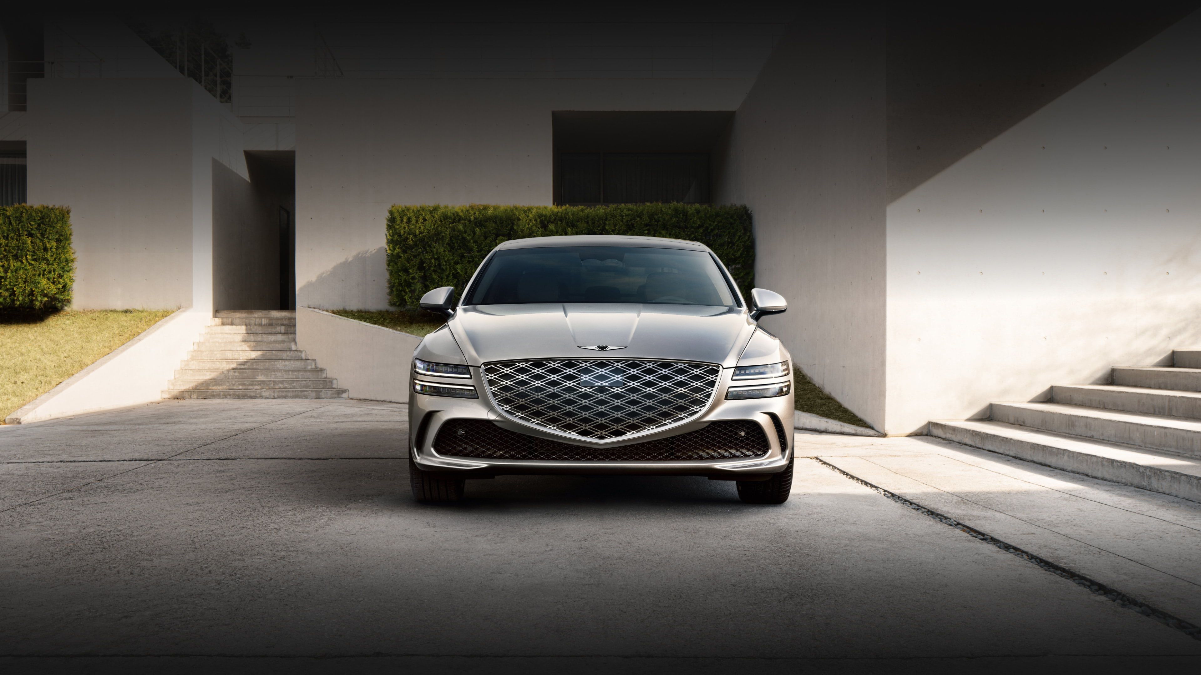 ๋ฐํธ๋ ๊ทธ๋ ์ด G80 ๋ชจ๋ธ์ด ์ ๋ฉด์ผ๋ก ์ ์ฐจํด ์์ต๋๋ค.