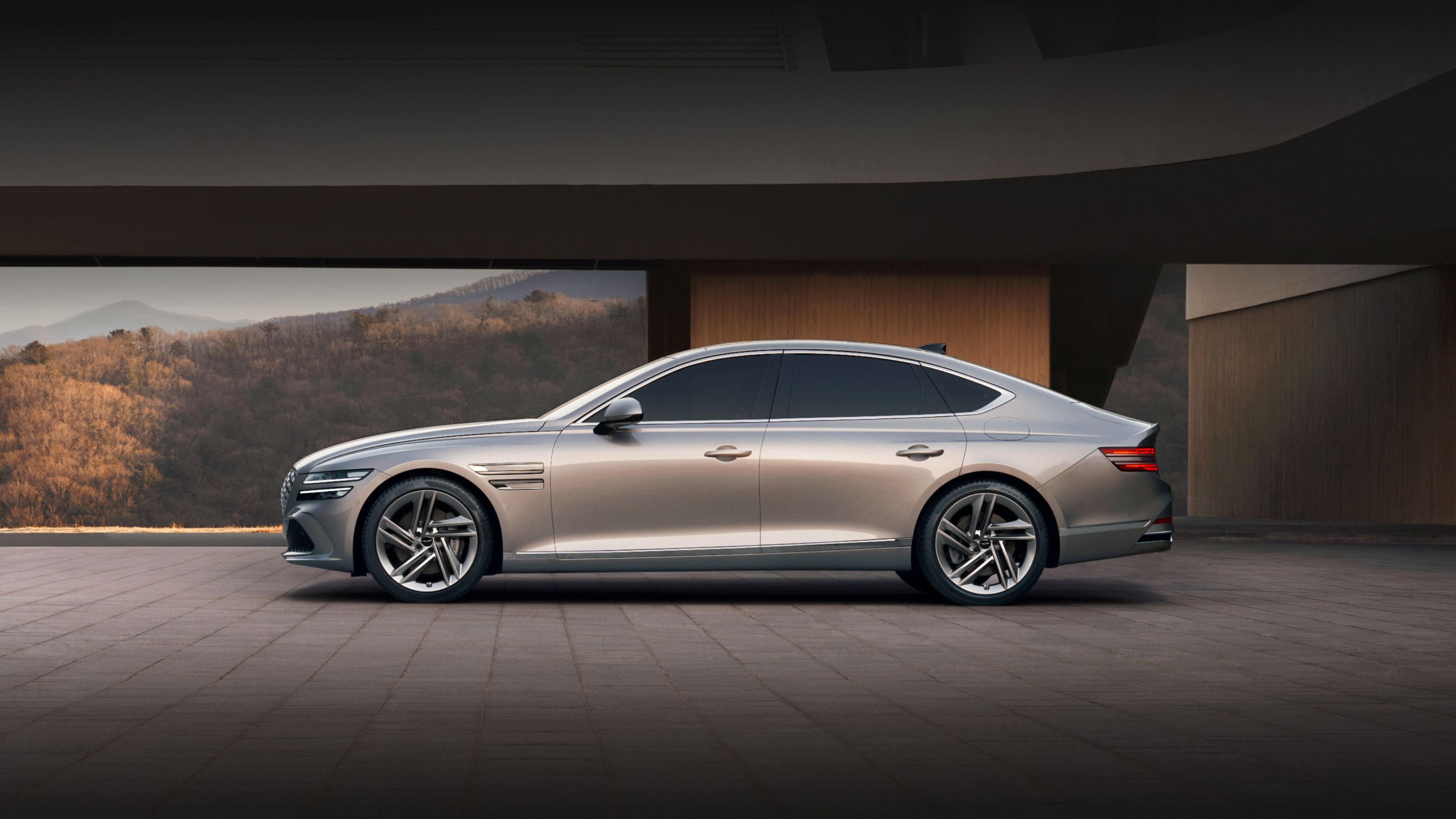 ๋ฐํธ๋ ๊ทธ๋ ์ด G80 ๋ชจ๋ธ์ด ์ธก๋ฉด์ผ๋ก ์ ์ฐจํด ์์ต๋๋ค.