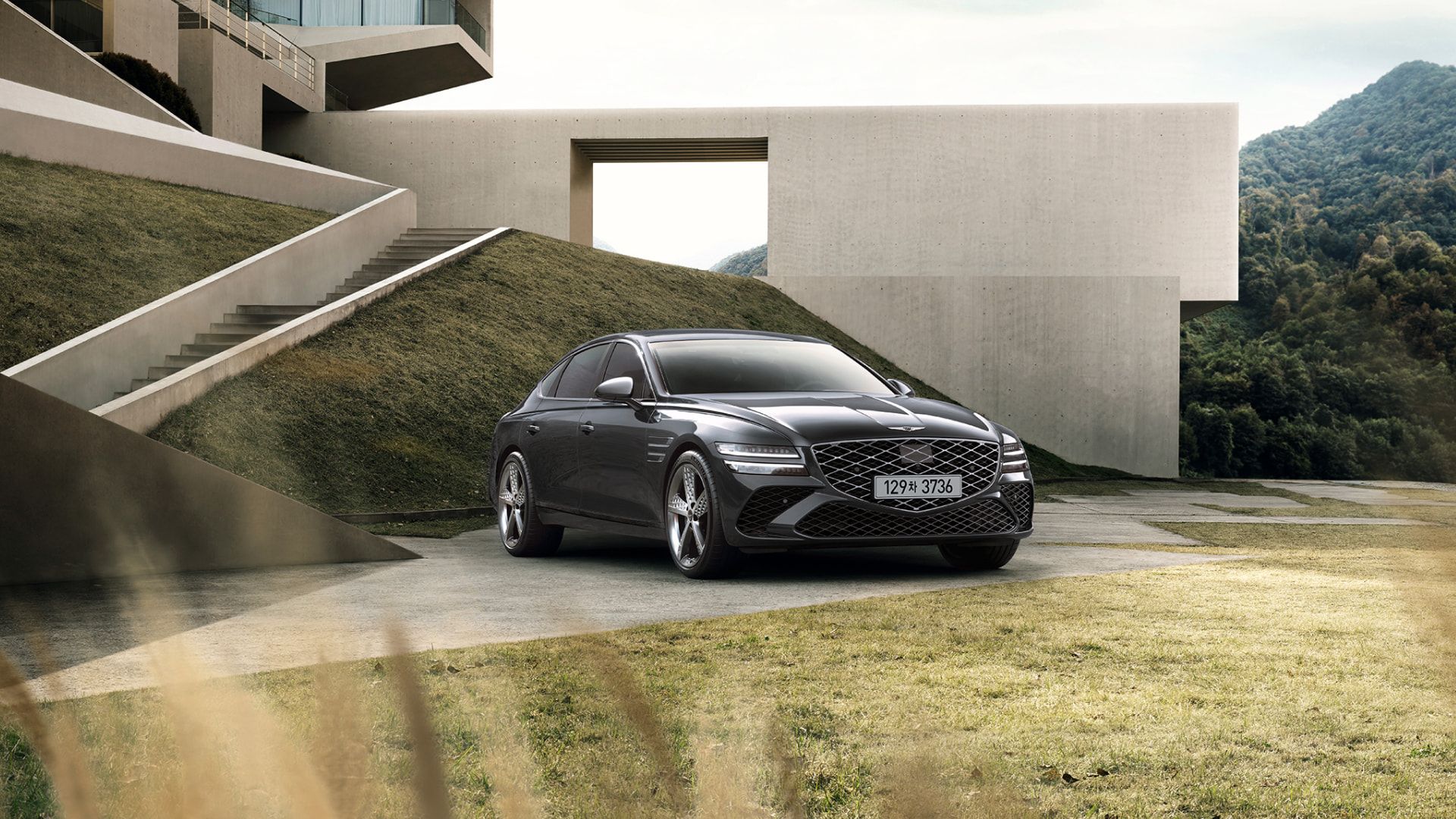 ๋นํฌ ๋ธ๋ ์์์ GENESIS G80 ์คํฌ์ธ ๋ชจ๋ธ ์ฐจ๋์ด ์ฐ์ธก๋ฉด์ผ๋ก ์ ์ฐจํด ์์ต๋๋ค.