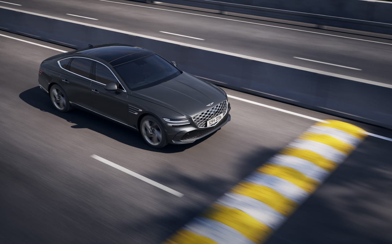 ๋๋ก ์ ์ฃผํ ์ค์ธ G80 ์์ผ๋ก ๊ณผ์๋ฐฉ์งํฑ์ด ๋ณด์ด๊ณ , ์ ๋ฐฉ ์นด๋ฉ๋ผ๋ก ๋
ธ๋ฉด์ ์ธ์ ์ค์ธ ๋ชจ์ต์
๋๋ค.