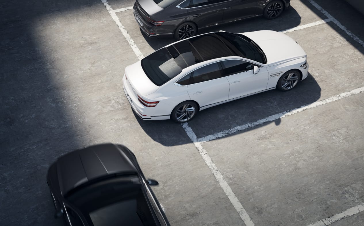 ํ์งํ๋ ค๋ G80 ์ฐจ๋ ๋ค๋ก ๋ค๋ฅธ ์ฐจ๋์ด ์ง๋๊ฐ๊ณ ์์ต๋๋ค.