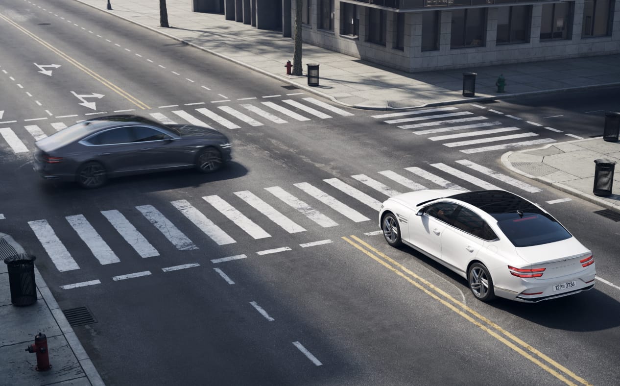 4๊ฑฐ๋ฆฌ ๊ต์ฐจ๋ก์ ์ ์ฐจ ์ค์ธ G80 ์ฐจ๋๊ณผ ์ฐ์ธก์์ ์ข์ธก์ผ๋ก ์ฃผํ ์ค์ธ ๋ค๋ฅธ ์ฐจ๋์ด ๋ณด์
๋๋ค.