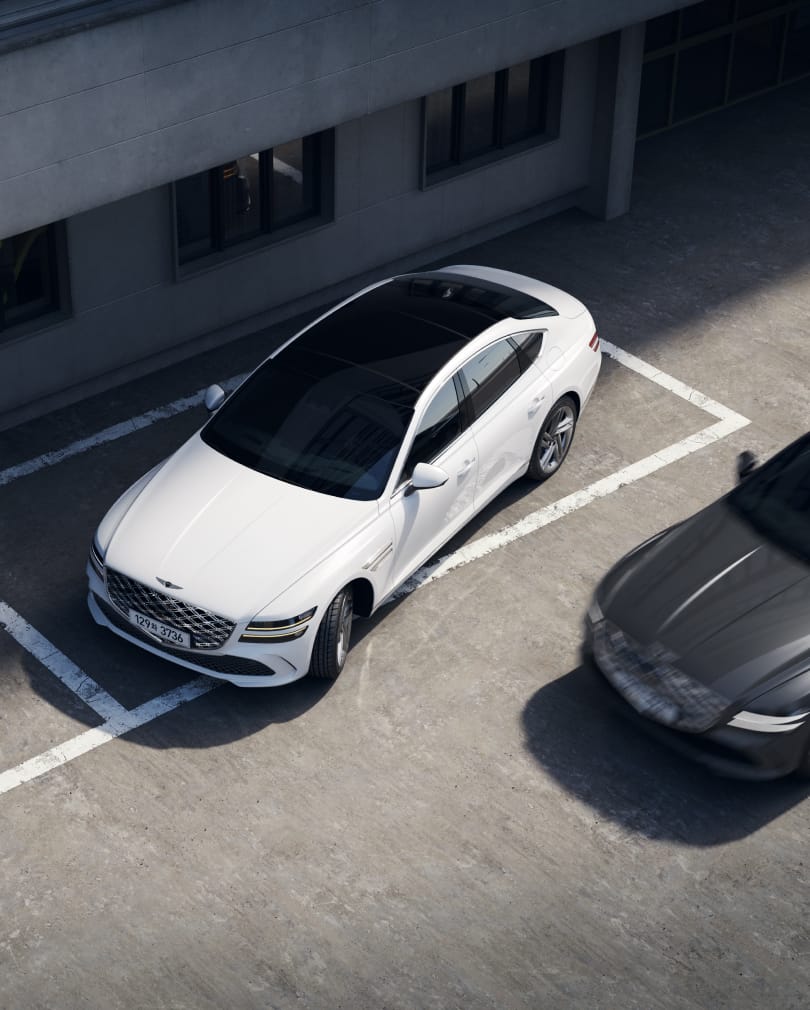 ์ฃผ์ฐจ์ฅ์์ ์ถ์ฐจํ๋ ค๋ G80 ์ฐจ๋ ํ์ธก๋ฐฉ ์ธก๋ฉด์ผ๋ก ๋ค๋ฅธ ์ฐจ๋์ด ์ ๊ทผํฉ๋๋ค. 