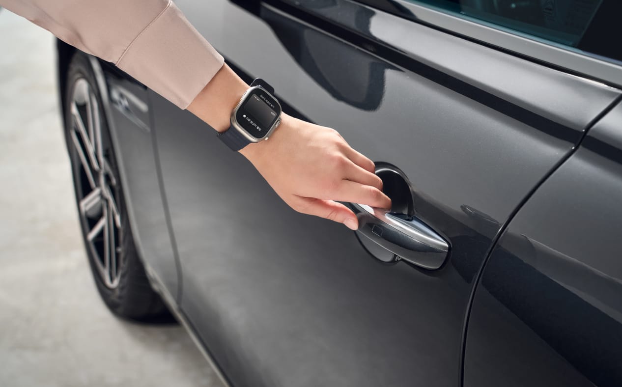 ๋์ด ํธ๋ค์ ์ก์ผ๋ ค๊ณ ํ๋ ์์ด ํ๋๋์ด ๋ณด์
๋๋ค.