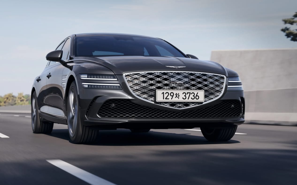 ๋๋ก ์ ์ฃผํ ์ค์ธ G80 ์ฐจ๋์ด ๋ณด์
๋๋ค.